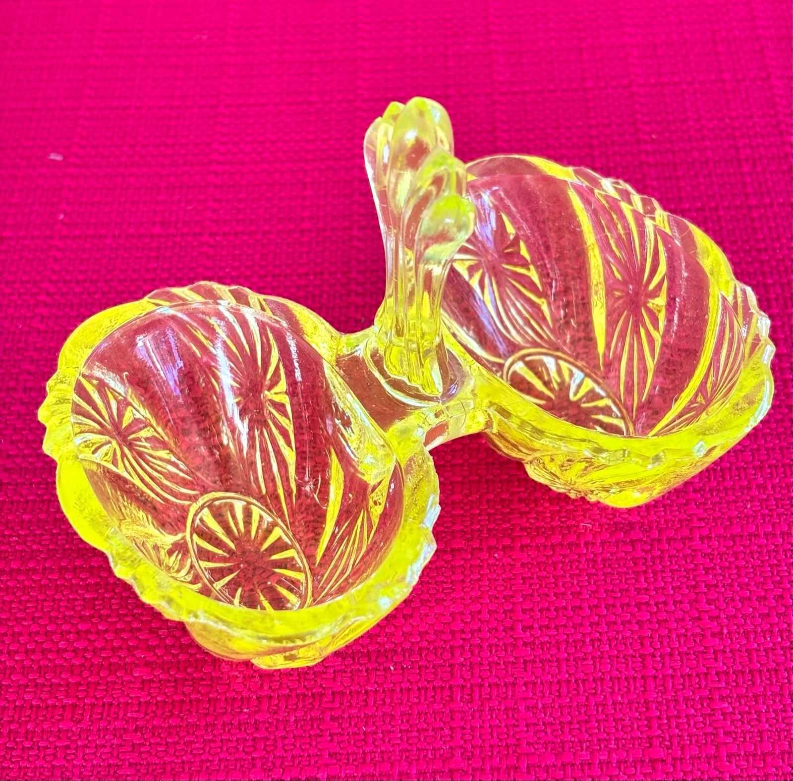 Salière en verre ciselé ancienne jaune, vintage fluorescent 
